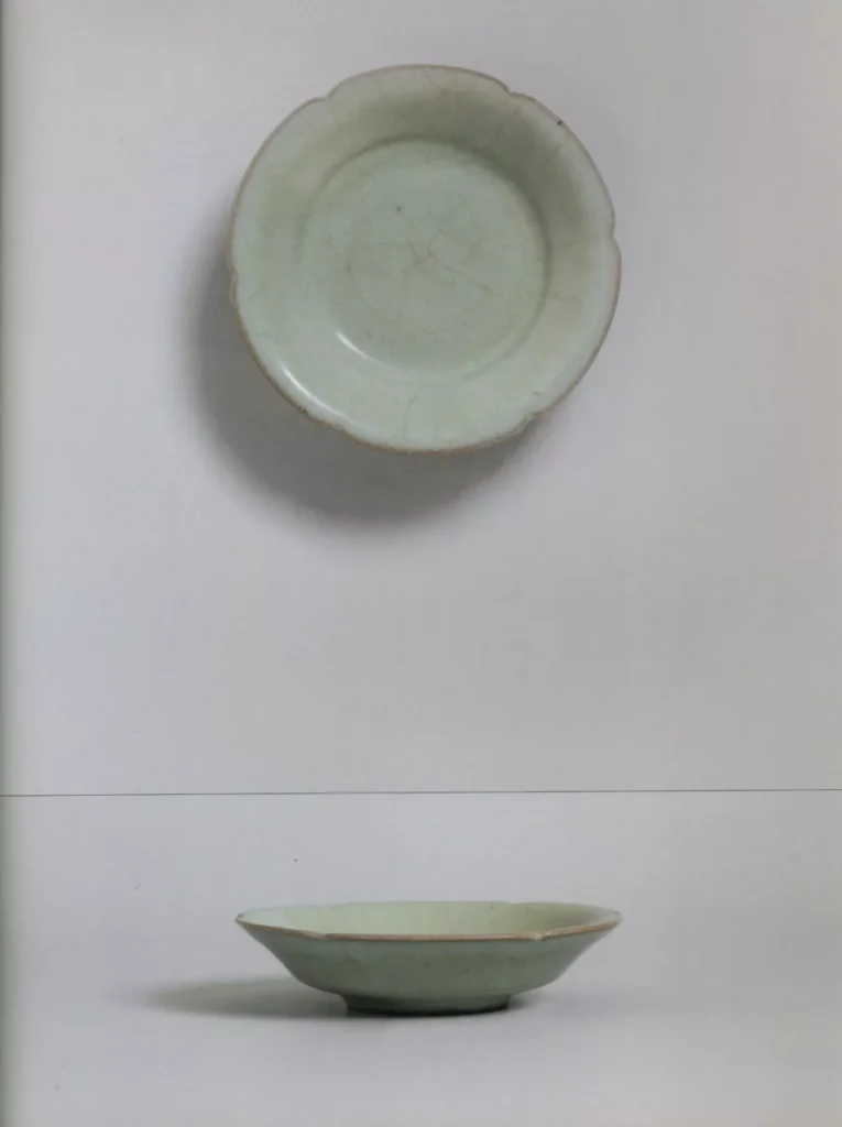 Green glaze sunflower-shaped plate